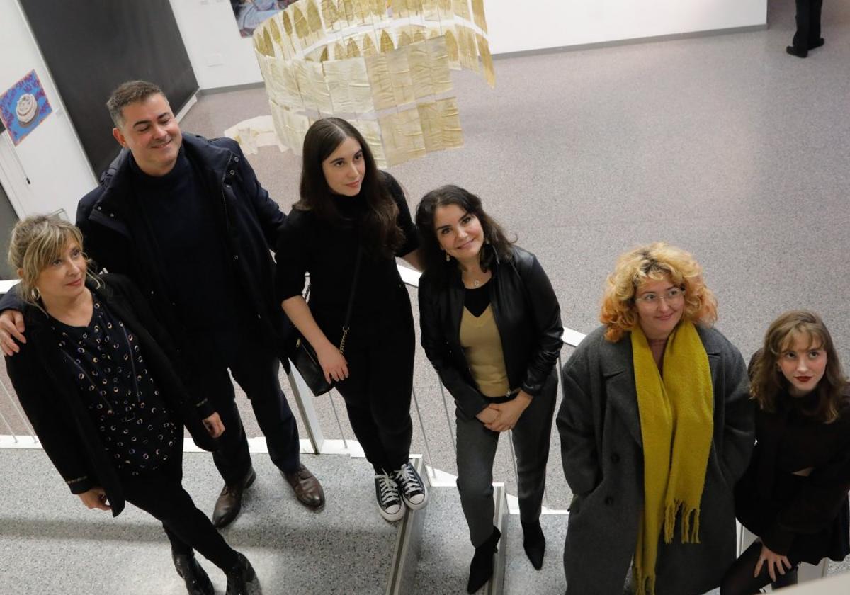 Los artistas y los coordinadores de la exposición de Artes Plásticas del Principado, ayer, en la inauguración en la Factoría Cultural de Avilés.