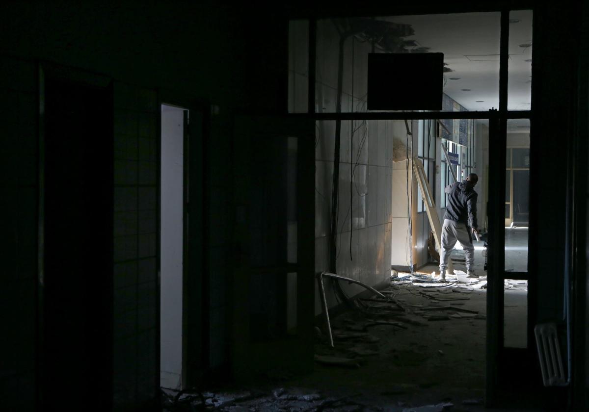 Un hombre, en el interior del antiguo Hospital Central de Asturias.