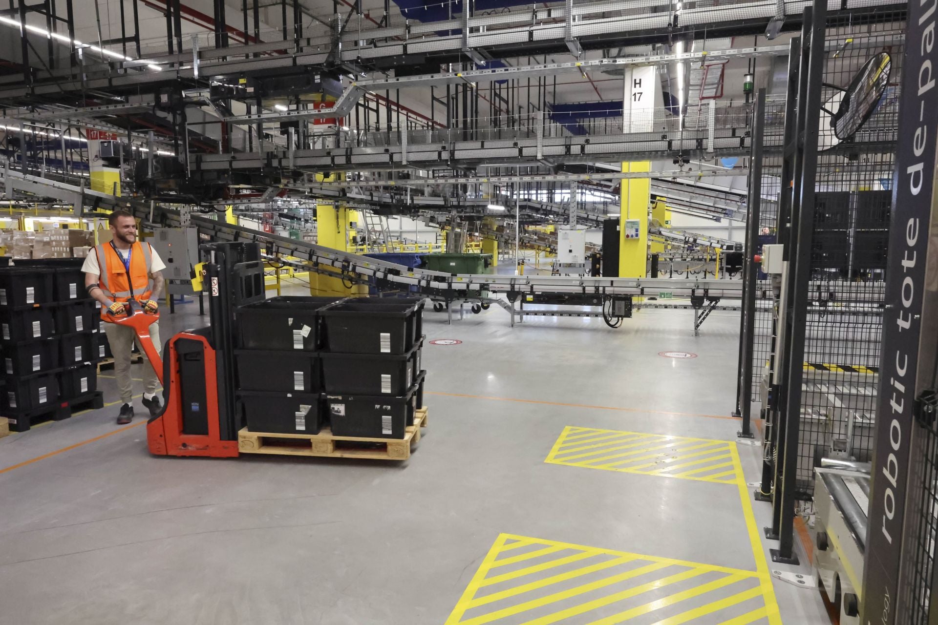 Inauguración oficial del centro logístico Amazon en Siero