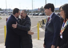 Adrián Barbón se abraza con el alcalde de Siero, Ángel García. A su lado los consejeros Borja Sánchez y Nieves Roqueñí.