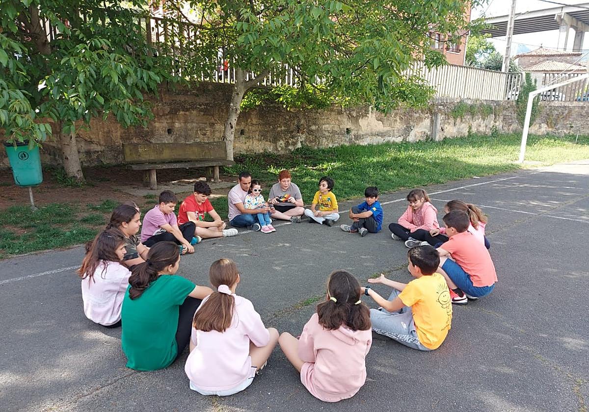 Prueba del lumicrómetro en el patrio del colegio rural agrupado de Lena.