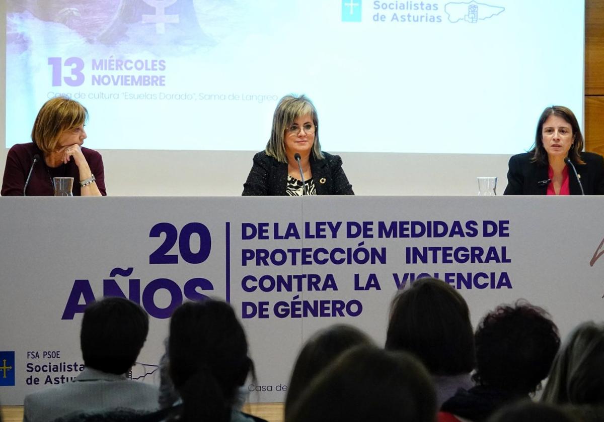 Mariví Monteserín, Mónica Ronderos y Adriana Lastra durante el encuentro sobre los 20 años de la ley de protección integral contra la violencia de género.