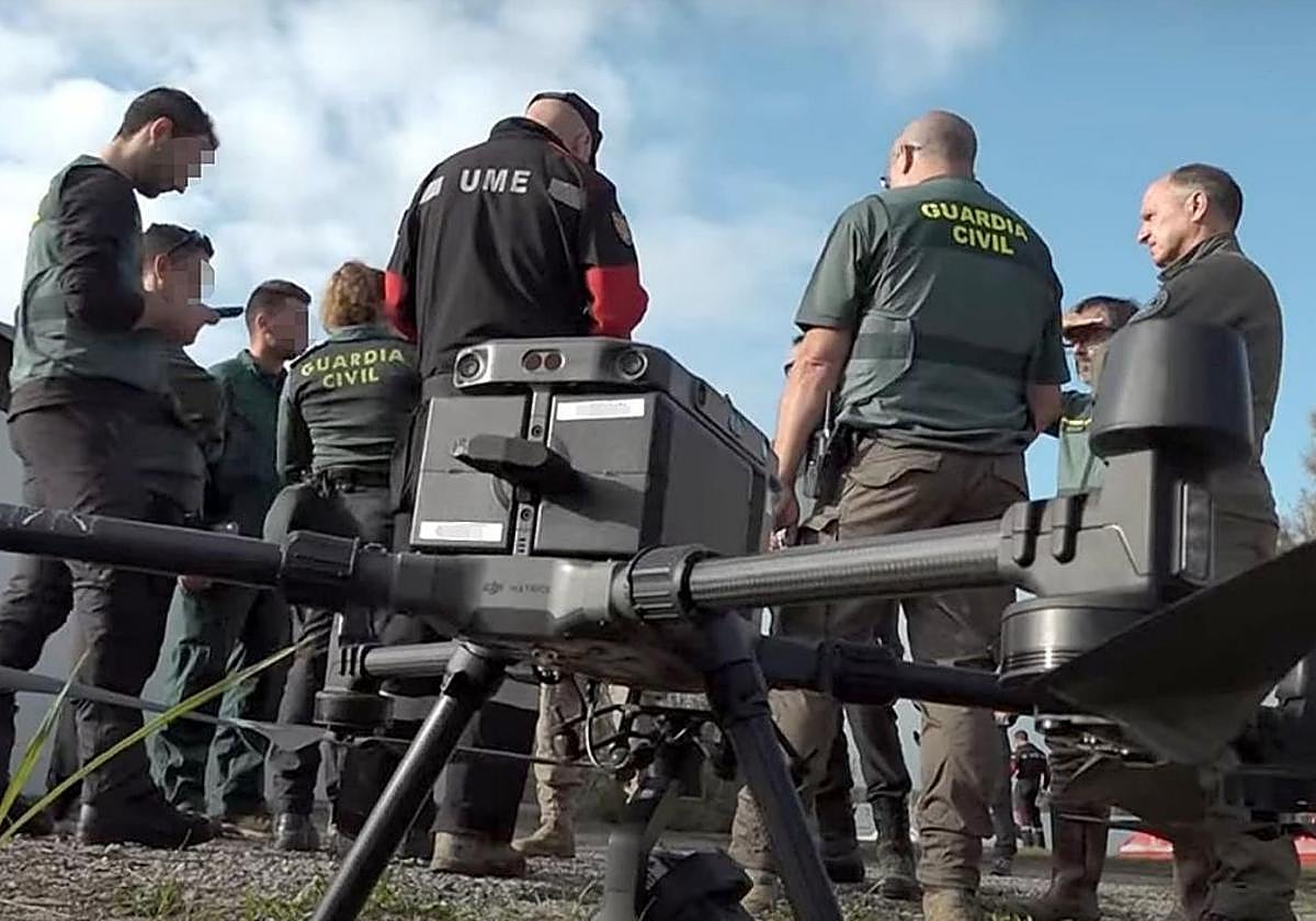 Luis Moreno, a la derecha, en un puesto de mando avanzado en Valencia esta semana.