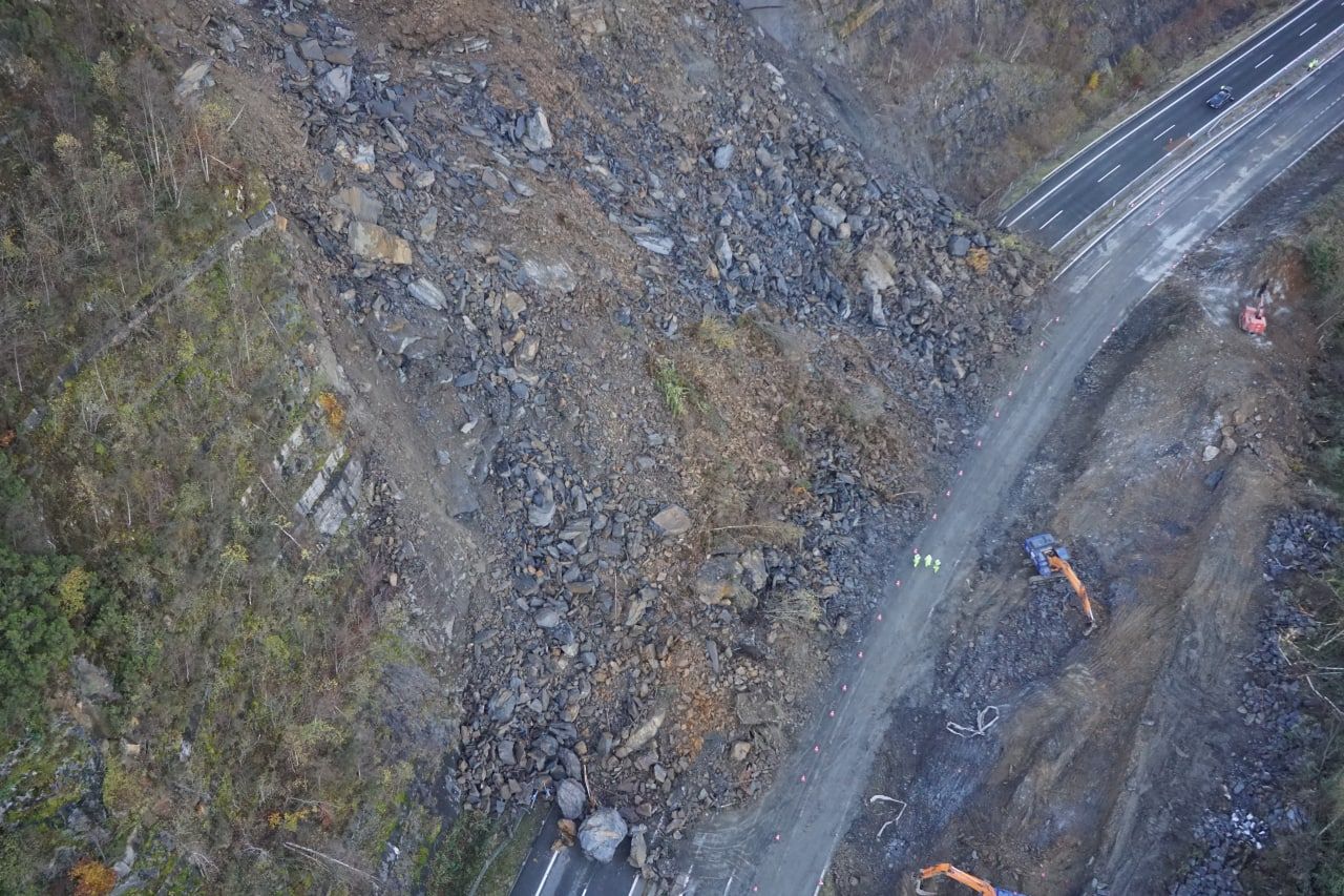 Alcausa, la concensionaria de la autopista, movilizó el mismo día en el que cayó el argayo a diez camiones, dos excavadoras e iluminación para lograr abrir paso para los obreros esa noche