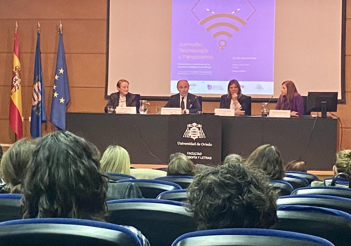 Isabel Carrera, Ignacio Villaverde, Gimena Llamedo y Eva Menéndez, ayer, durante la inauguración de la jornada 'Tecnología y Feminismo' en la Facultad de Filosofía y Letras.