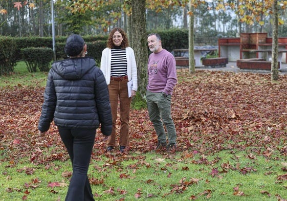 Maggie (nombre ficticio) camina hacia los psicólogos Miriam Basanta y José Luis Martín en el jardín del CIS de Villabona.