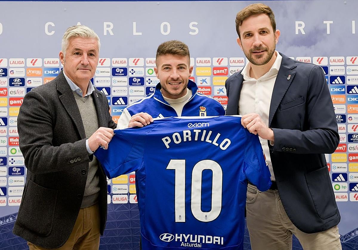 Portillo, en su presentación, flanqueado por Roberto Suárez y Agustín Lleida.