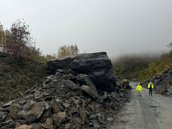 «El tamaño de esa roca ya avisa de la dificultad de los trabajos que quedan para despejar la vía. Va para largo», reconocía el ministro de Transportes, Óscar Puente, al día siguiente del argayo. 