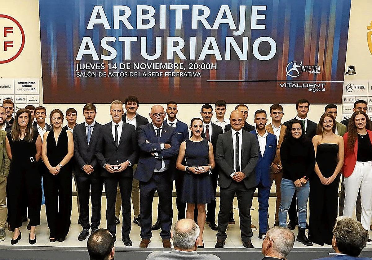 Judit Romano, en el centro, con el resto de galardonados tras recibir la insignia de oro del Comité Técnico de Árbitros de Asturias.