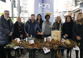 Los participantes en 'Seronda de Vinos y Tapas' de Avilés presentaron la propuesta gastronómica.