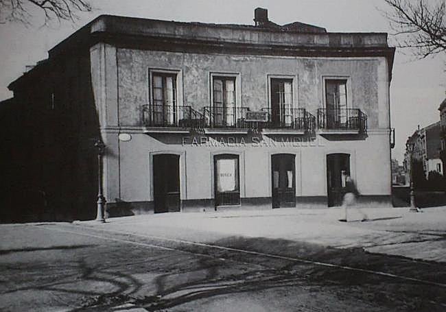 Farmacia San Miguel, en la esquina de la calle Capua. Donde estuvo la perfumería Vigil. Década de 1910.