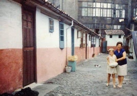 Ciudadela de Celestino Solar con la letrina comunitaria al fondo, por donde antes hubo otro callejón. Década de 1980.