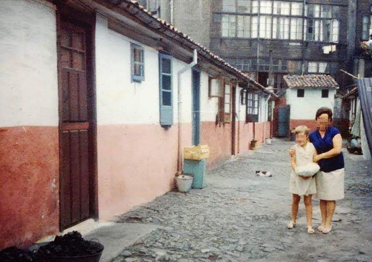 Ciudadela de Celestino Solar con la letrina comunitaria al fondo, por donde antes hubo otro callejón. Década de 1980.