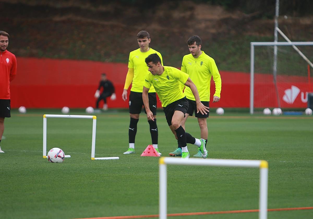 Gaspar Campos, con Pablo García y Guille Rosas detrás, en un entrenamiento del Sporting.