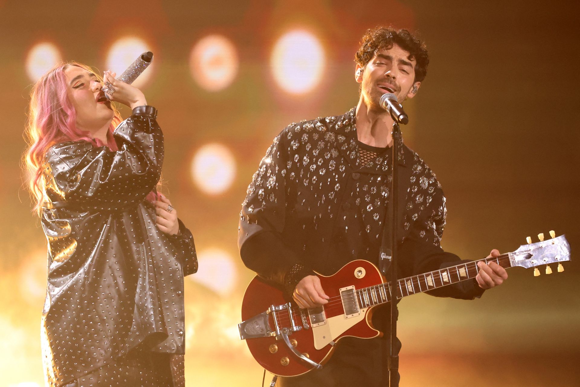 Música y mucho estilo: las mejores imágenes de los Grammy Latinos 2024