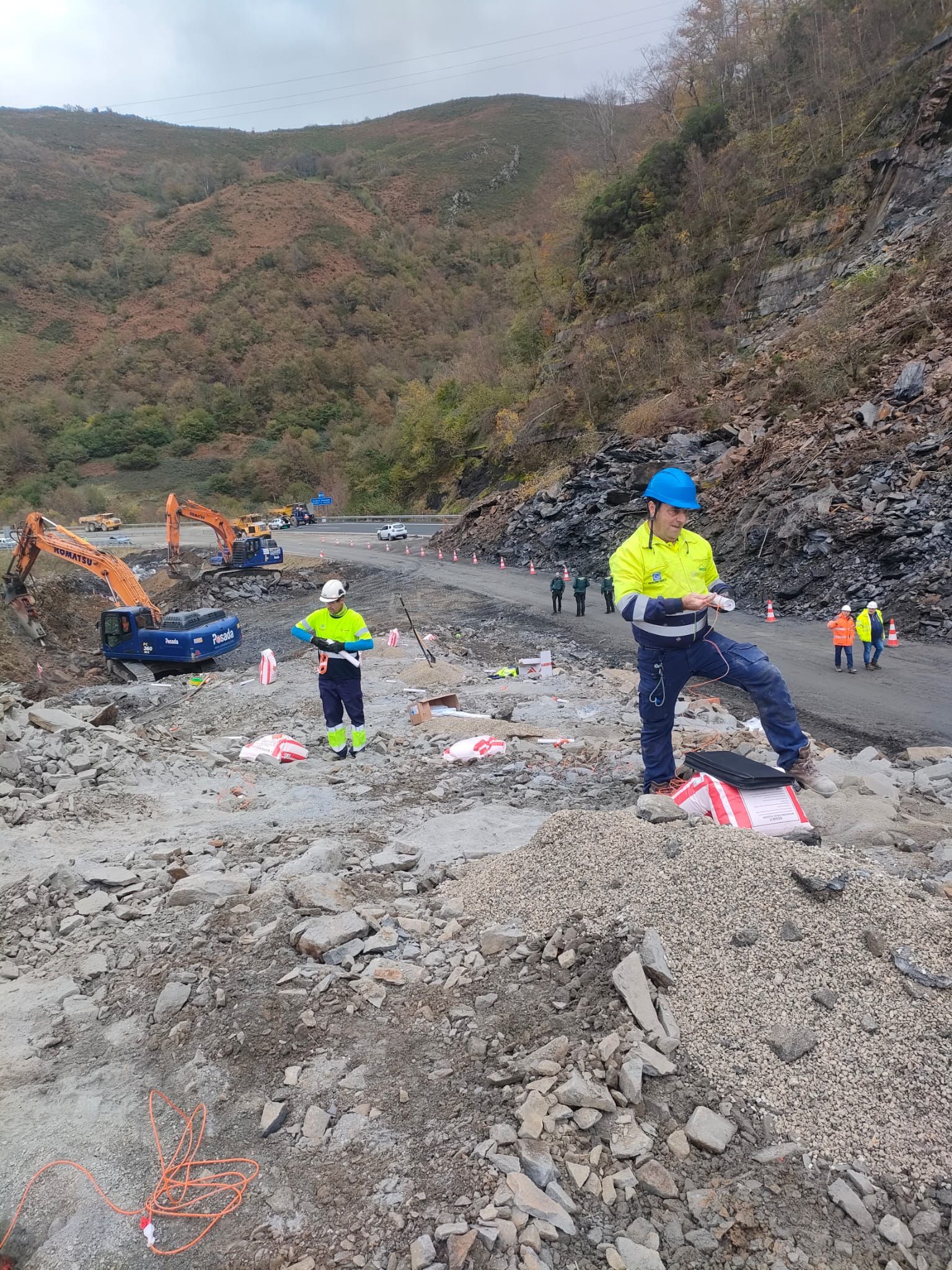 Los trabajadores, en la zona afectada por el desprendimiento. 
