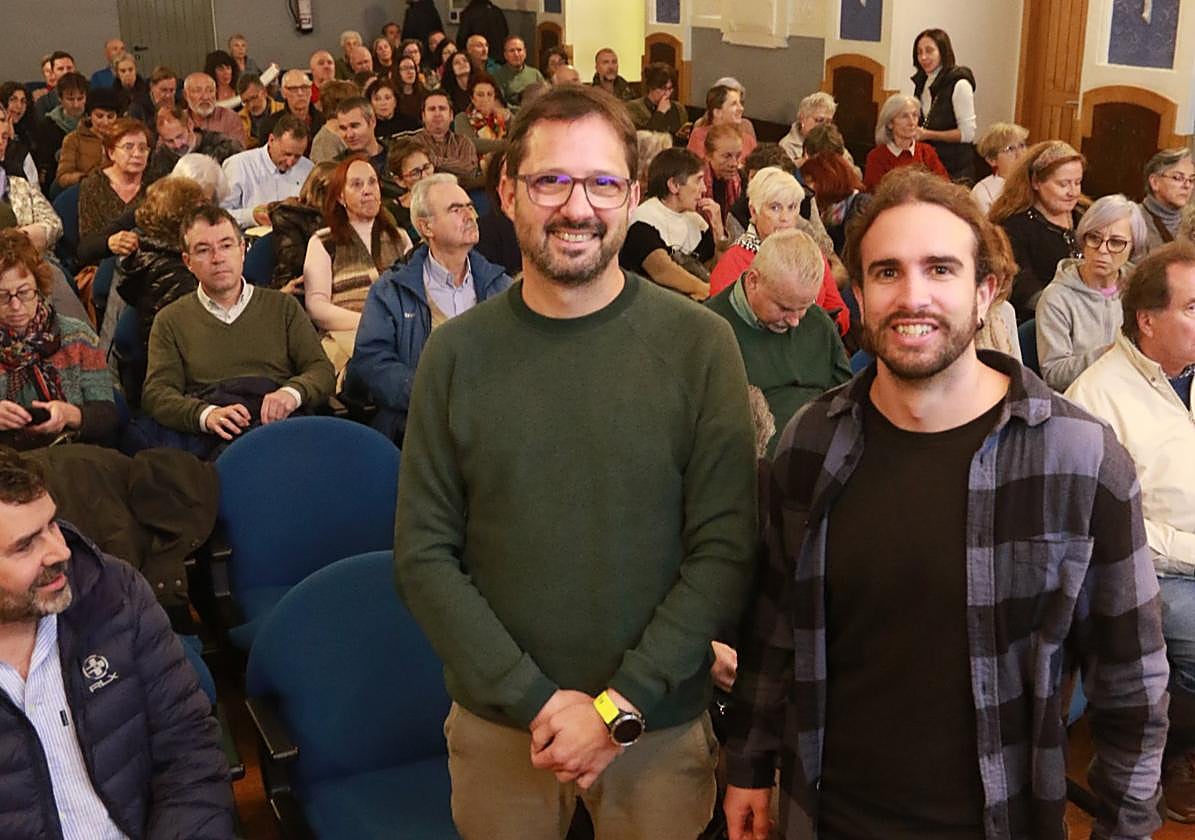 Adrián Lázaro Lobo y Borja Jiménez Alfaro, investigadores de la Universidad de Oviedo, dieron su charla en el Antiguo Instituto de Gijón.