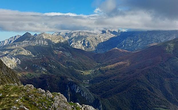 Mirando hacia Picos de Europa desde la cima del Pozalón