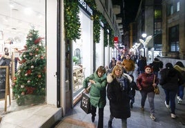 Personas de compras en el centro de Gijón durante la campaña navideña.