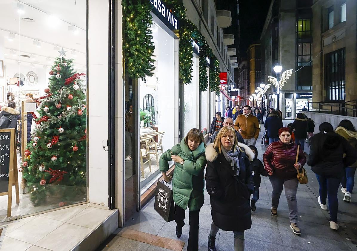 Personas de compras en el centro de Gijón durante la campaña navideña.