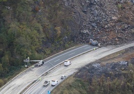 Operarios trabajan en la zona del argayo que corta la autopista del Huerna