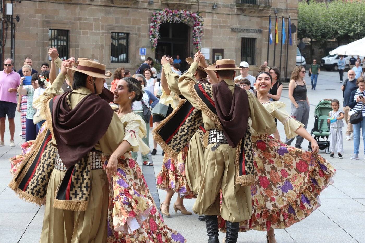 Una de las agrupaciones internacionales que participaron este mismo verano en el festival folclórico.