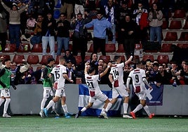 Los jugadores del Real Avilés celebran uno de los goles.