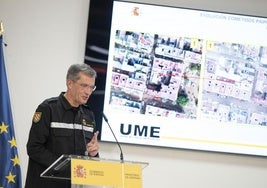 El General Jefe de la UME, Francisco Javier Marcos,durante la rueda de prensa ofrecida tras la reunión del comité de crisis para el seguimiento de los efectos de la dana, este sábado, en Madrid