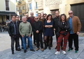 El equipo de 'Generación Xixón Sound', con varios de los músicos que participaron en el documental, ante el bar La Plaza de Cimavilla, en Gijón. De izquierda a derecha, Aure Roces (director), Javi Rodríguez (Kactus Jack), Boni Pérez (Los Locos), Carlos Navarro (productor del documental), Félix A. Domínguez (Doctor Explosion), Ramón Lluís Bande (músico y cineasta), José Luis Cienfuegos (director del FICX desde 1995 a 2012), Tito Valdés (Australian Blonde), Nacho Álvarez (Manta Ray, propietario del bar La Plaza), Sofía Castañón (ayudante de dirección), Pablo Quiroga (operador de cámara), Isa B. Yende (Cámara y fotografía) y Ramón Isidoro (escenógrafo y artista visual).