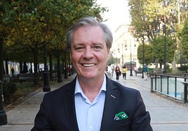 José Manuel Bajo, con una botella de aceite DOP Baena, en el paseo de Begoña de Gijón.