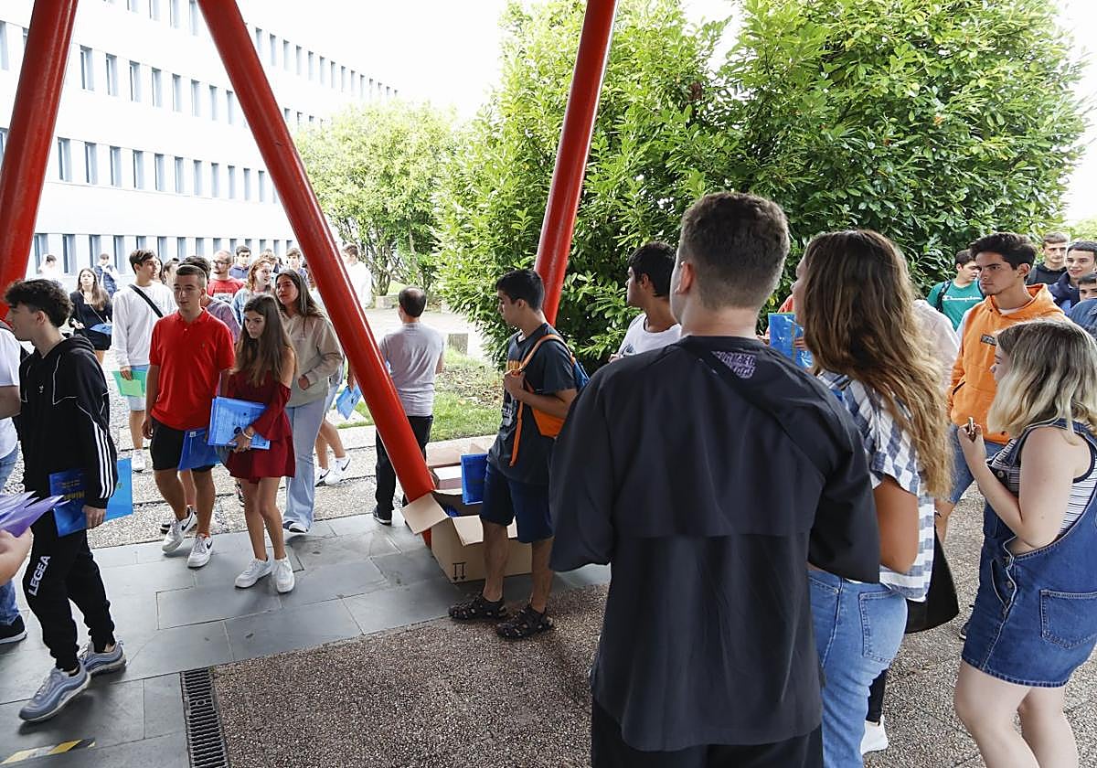 Alumnado de la Escuela Politécnica de Ingeniería de Gijón, el mayor centro de la Universidad de Oviedo, en su primer día de clase.