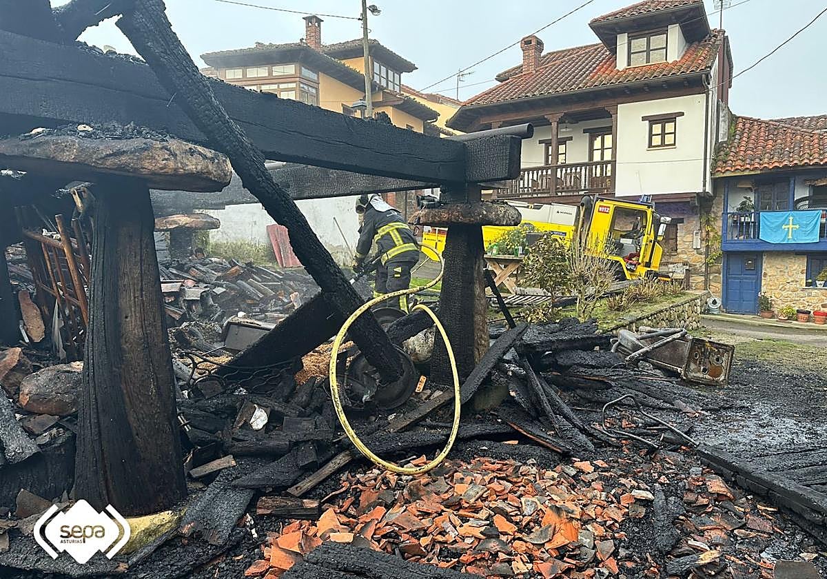 Un incendio calcina un hórreo en Piloña