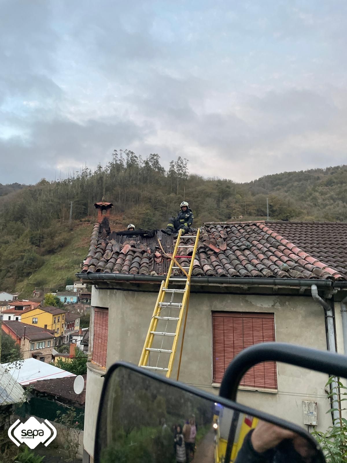Los bomberos, en el incendio de San Martín.