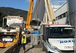 Instalación de los nuevos tanques de almacenamiento de leche, en la fábrica de Royal A-ware en Salas.