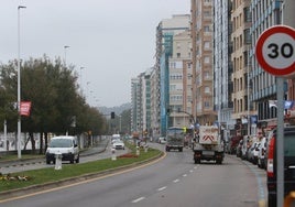 Inmediaciones de la escalera 7 de la playa de San Lorenzo de Gijón, donde se construiría una de las entradas al túnel para el tráfico y el aparcamiento subterráneo.