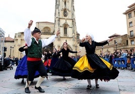 Uno de los grupos participantes en la muestra 'Folclore en la Calle', en la plaza de la Catedral de Oviedo.