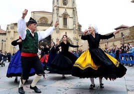 El folclore anima por última vez este año las calles de Oviedo