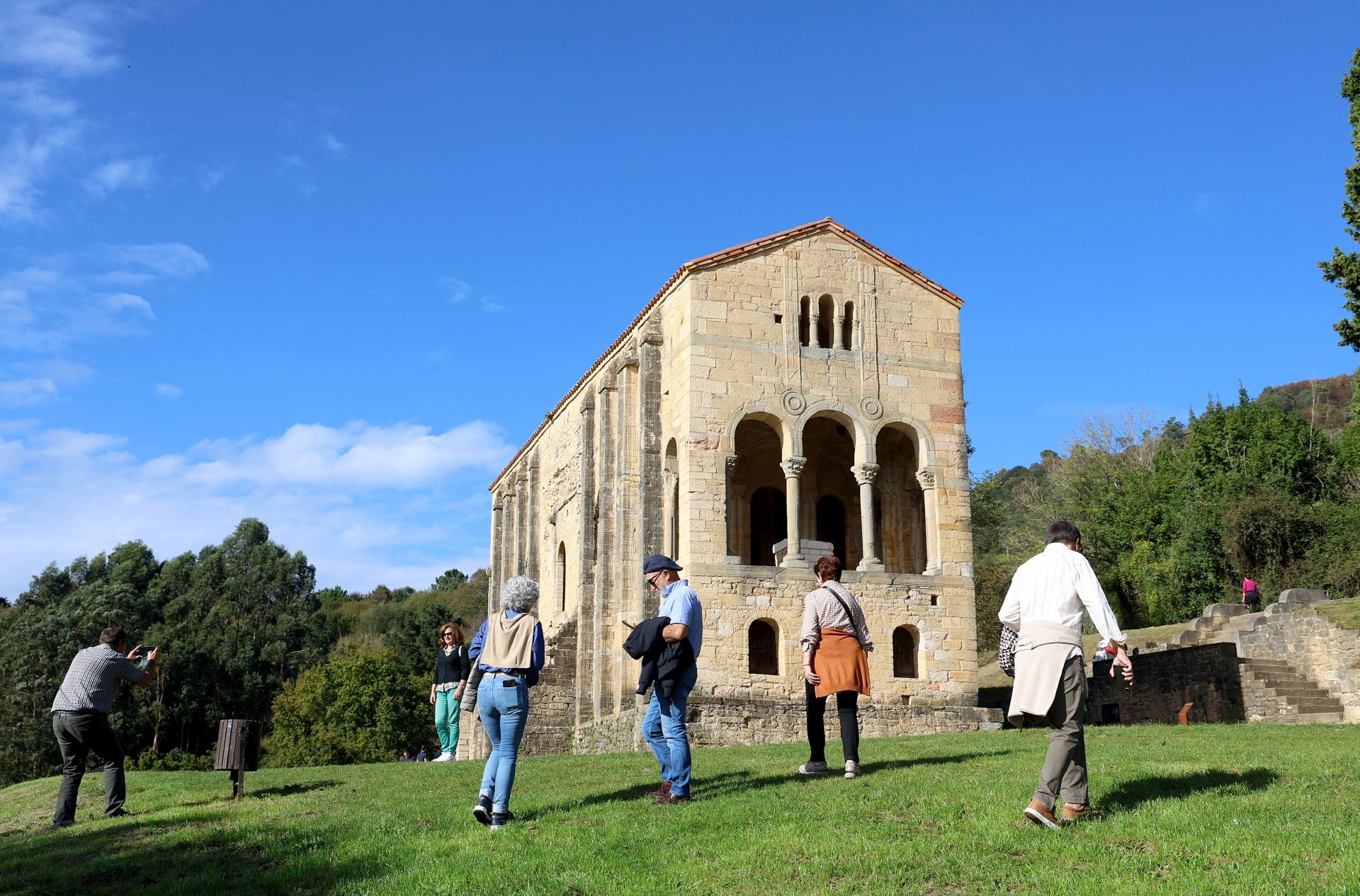 Turistas en Oviedo en el puente de Todos los Santos.