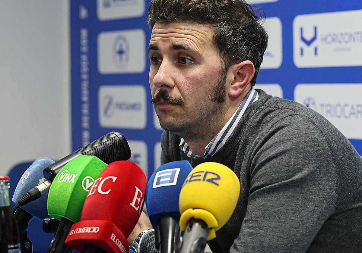 Diego Baeza, presidente del Real Avilés, en una rueda de prensa en el Suárez Puerta.