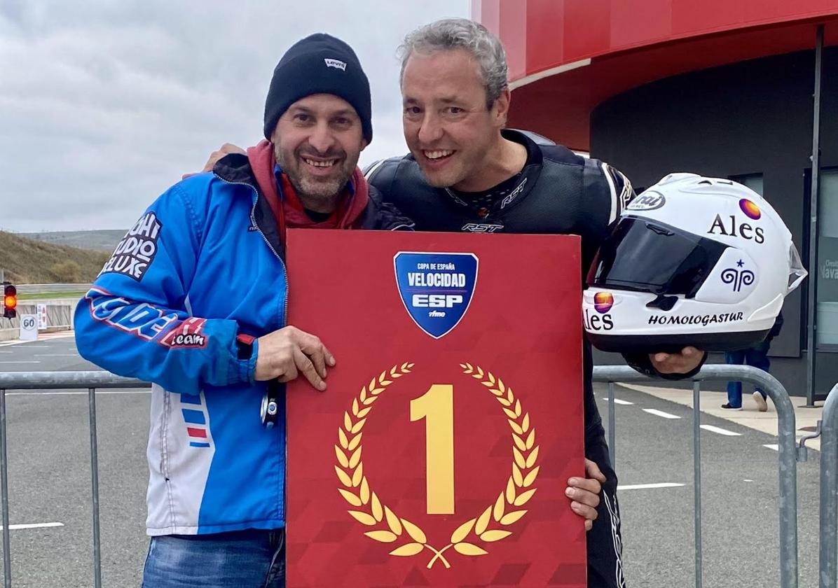 El técnico Javier Mariani y el piloto gijonés Alfonso Herrero, en Los Arcos.