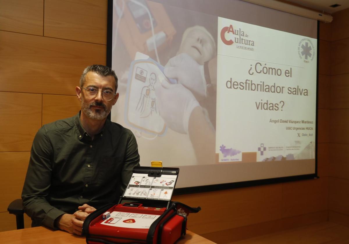 Ángel David Vázquez posa con el desfibrilador que mostró a los asistentes del Aula de Cultura de LA VOZ DE AVILÉS.