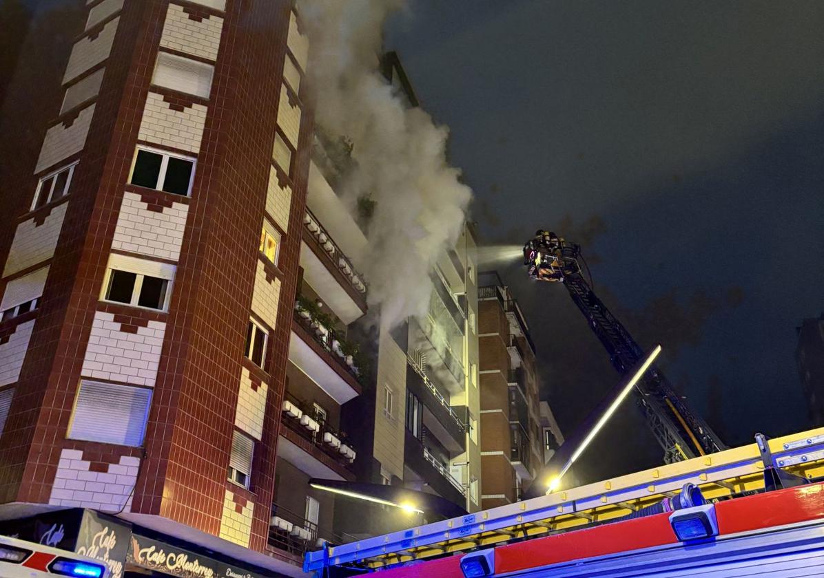 Incendio en un piso de la avenida de la Constitución de Gijón