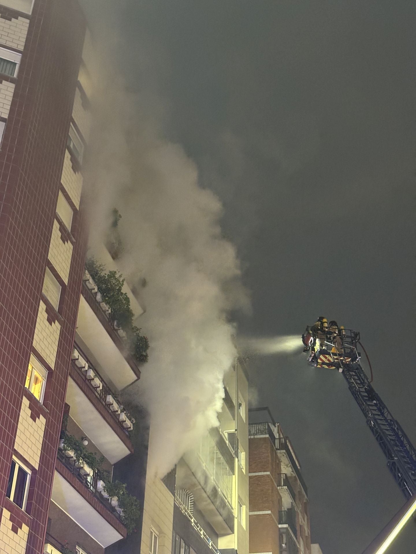 Incendio en un piso de la avenida de la Constitución de Gijón