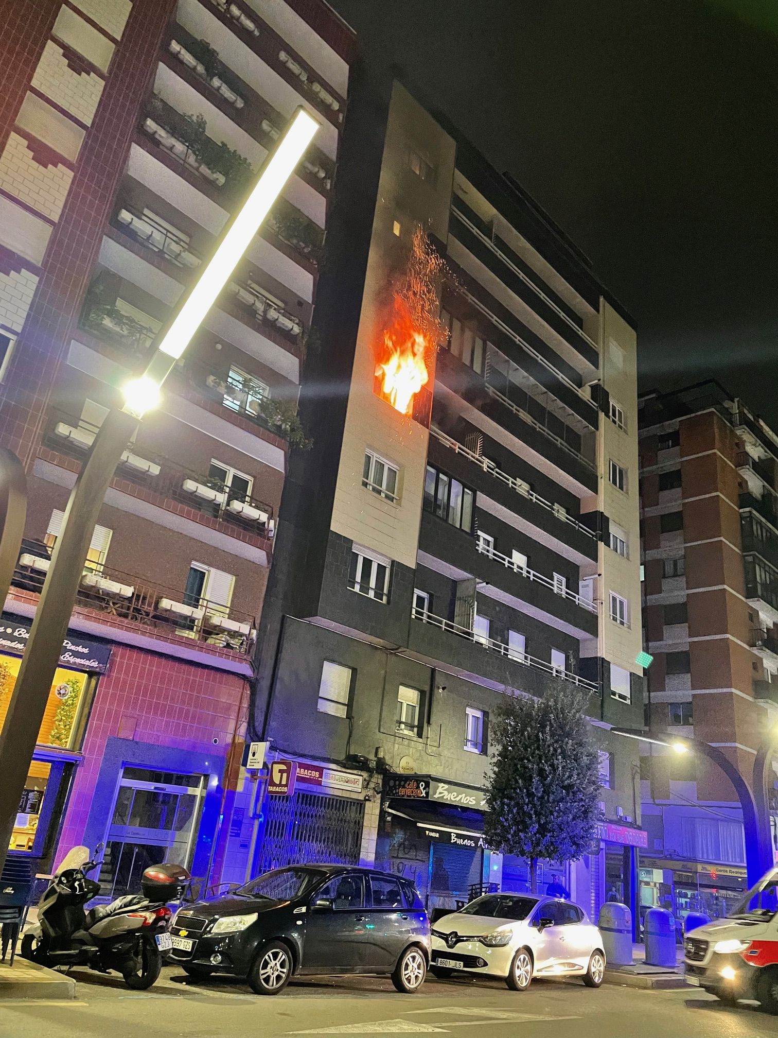 Incendio en un piso de la avenida de la Constitución de Gijón