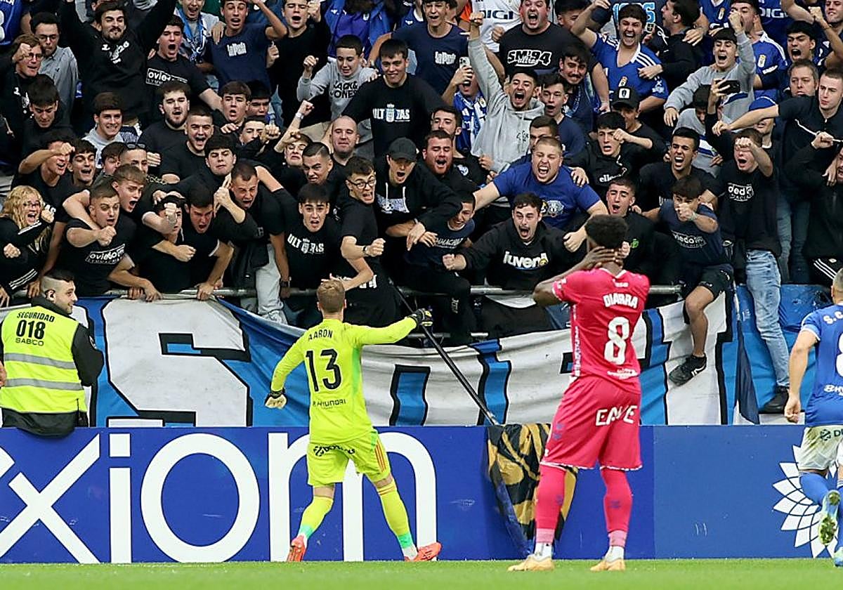 Aarón Escandell celebra con los aficionados del Real Oviedo del Fondo Norte la parada del penalti que evitó que el Tenerife recortara distancias.