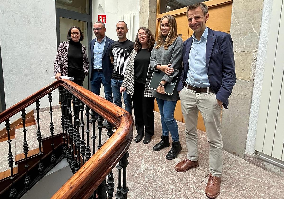 El alcalde de Siero, en el centro, con responsables de la Faen.