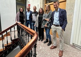 El alcalde de Siero, en el centro, con responsables de la Faen.