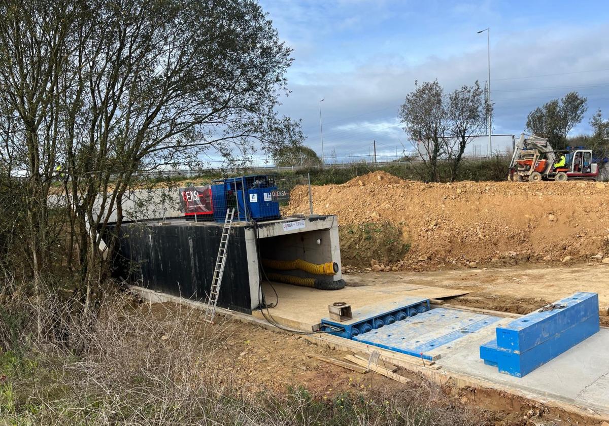 El túnel hincado bajo la A-66, a punto de asomar en Lugones desde La Fresneda