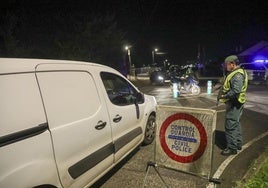 Control de la Guardia Civil en la plaza del Curullu, en Castiello.