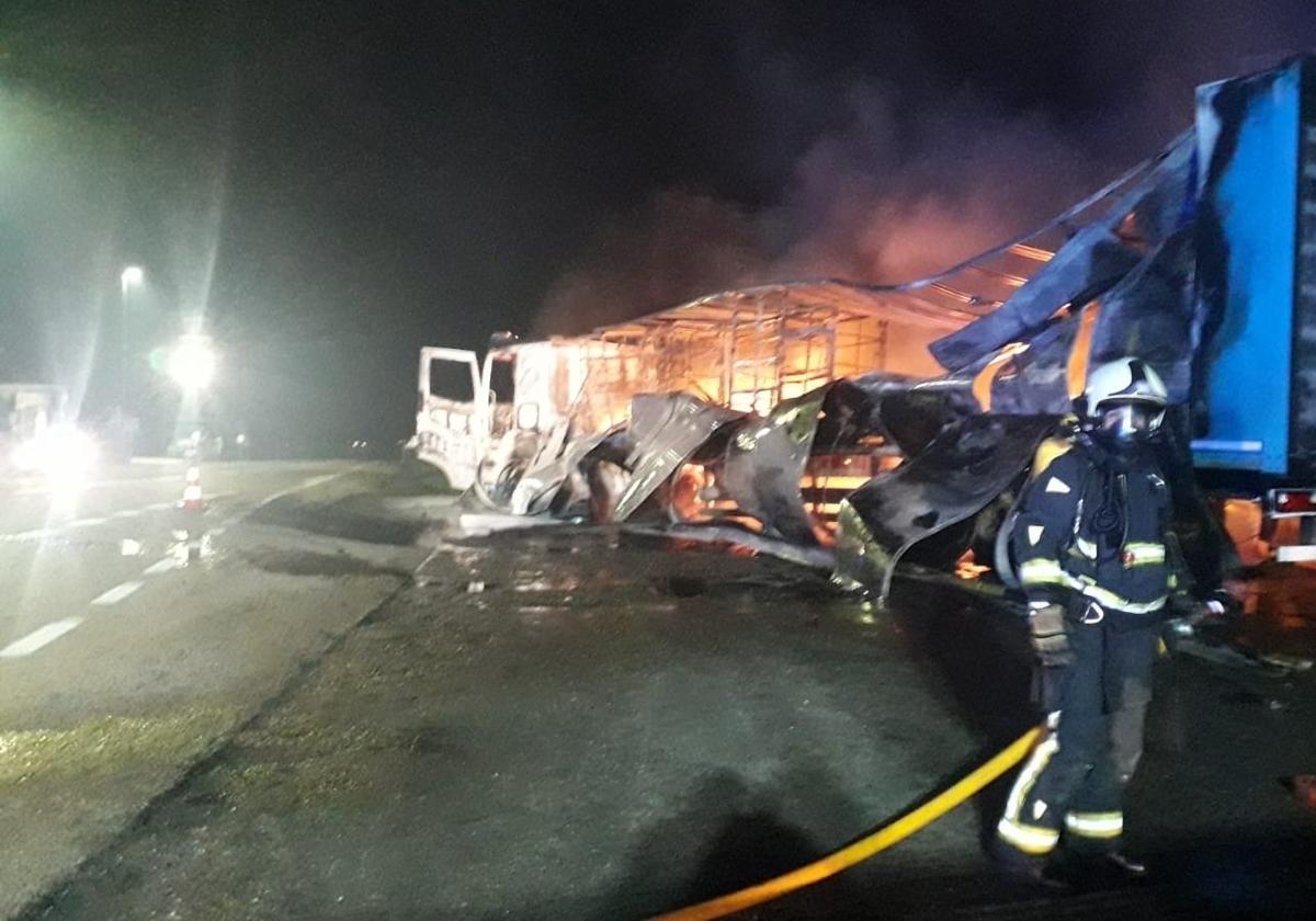 Quema por completo un camión de reparto en el puerto de Pajares
